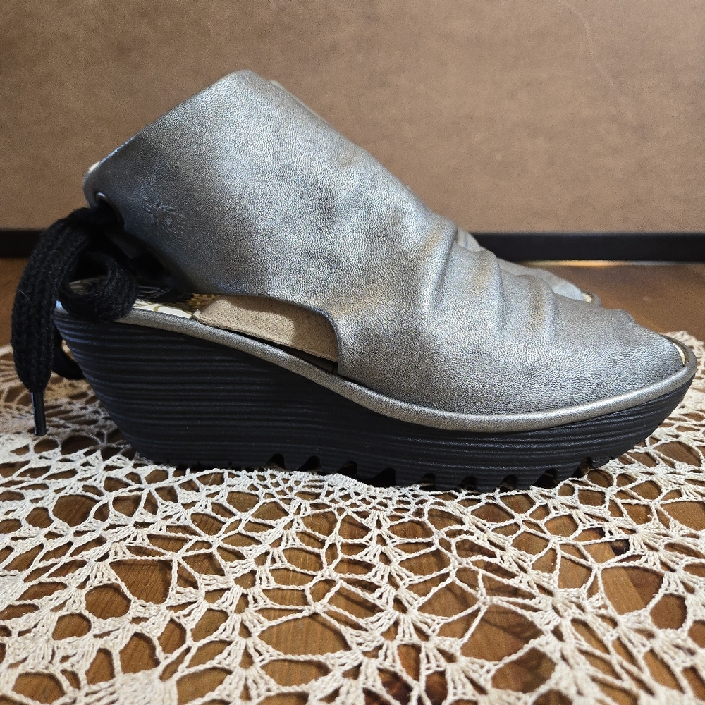 Fly Londen Slouch Metallic Silver Yema Peep Toe Wedge Sandals Size 9 or Euro 40 - Picture 7 of 9